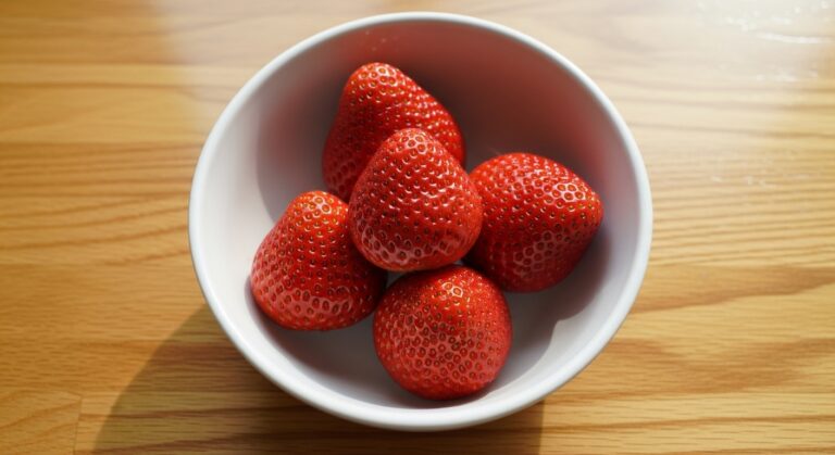 Morangos lavados e sem folhas