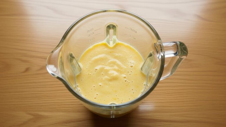 Vitamina de manga batido no liquidificador