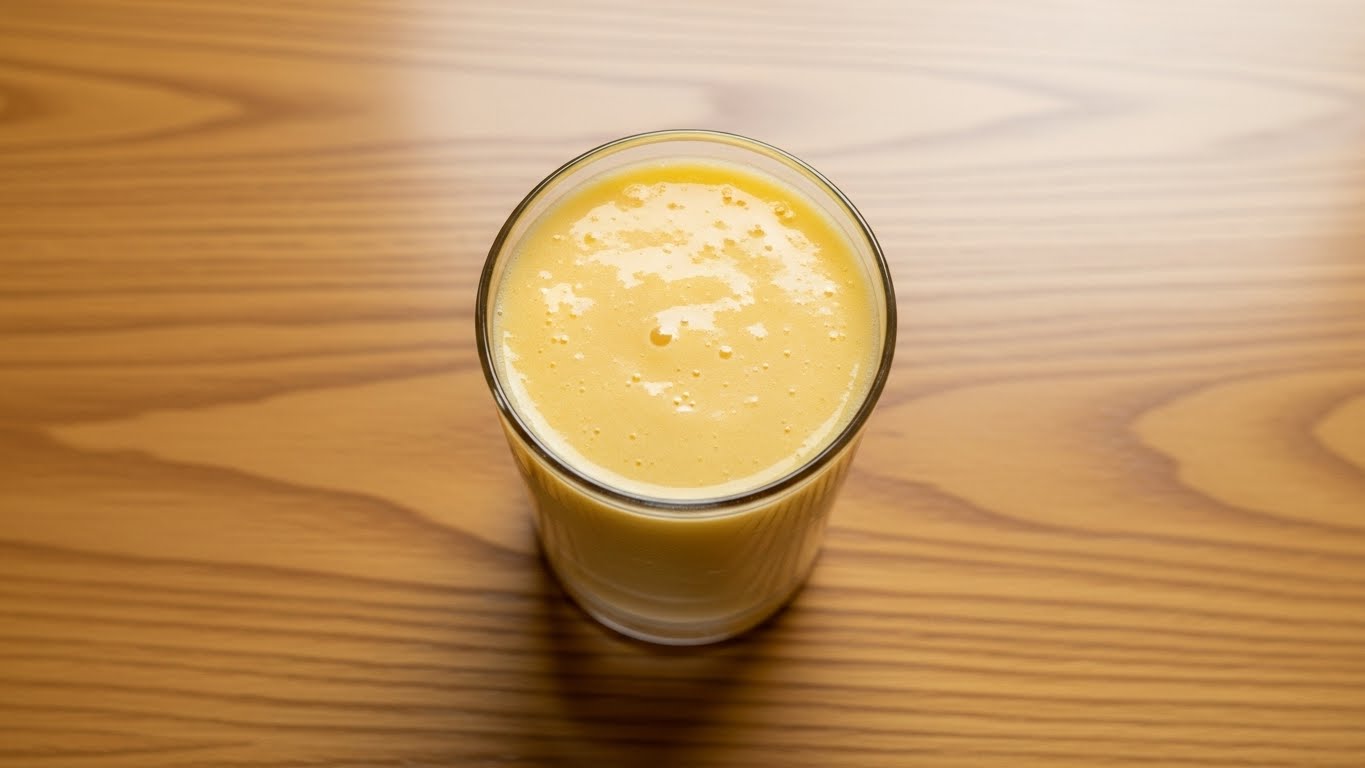 Vitamina de manga servido em um copo