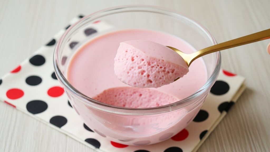 Mousse de morango com suco tang