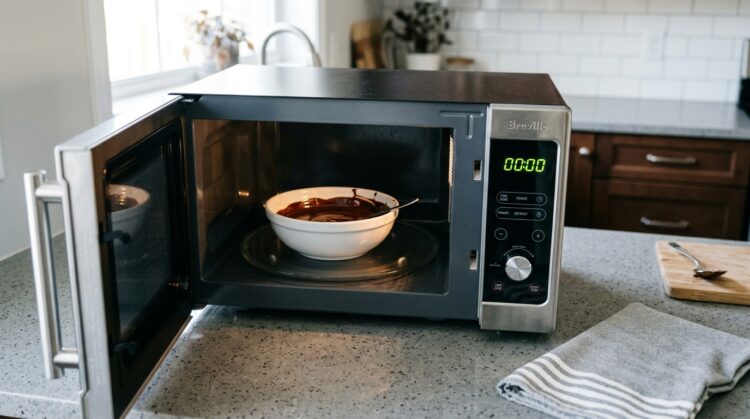 Derrentendo chocolate no microondas