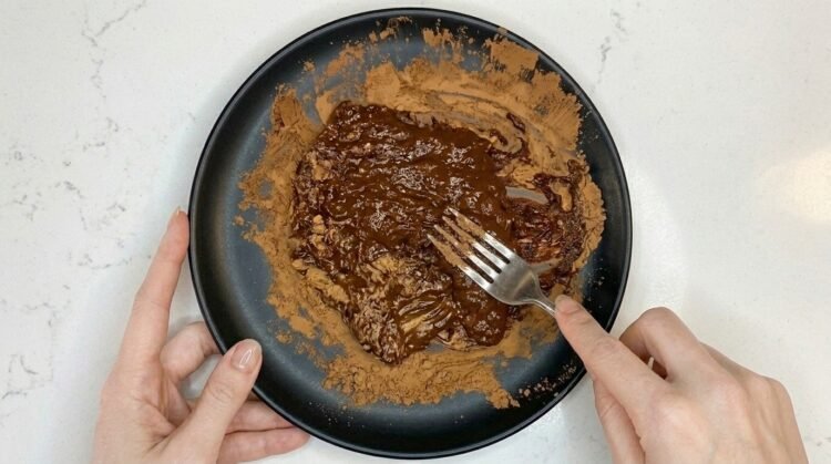 Adicionar chocolate em pó e misturar com as bananas