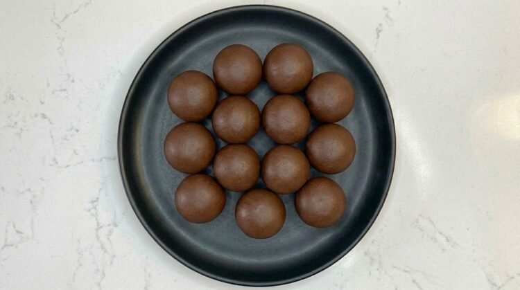 Modelar os brigadeiros para bebes