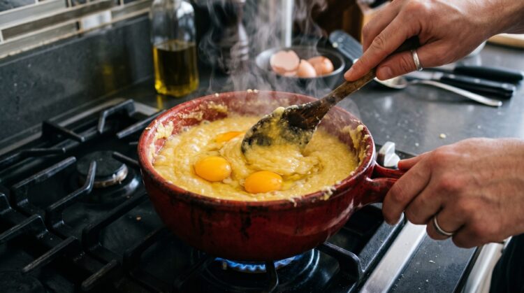 Passo 7 - Adicione os ovos e mexa rapidamente para que cozinhem com o calor do preparo.