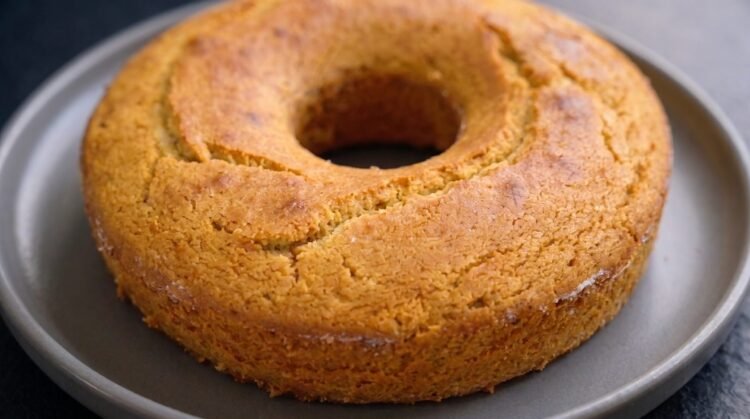 Bolo de ovos sem leite sendo servido