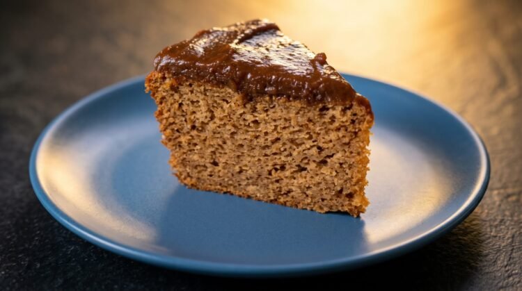 Fatia do bolo de ameixa com aveia