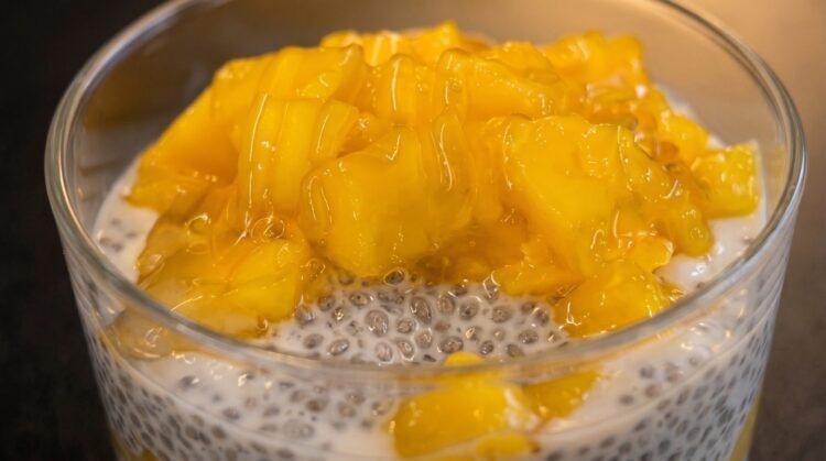 Servir pudim de chia com leite de coco com frutas e iogurte