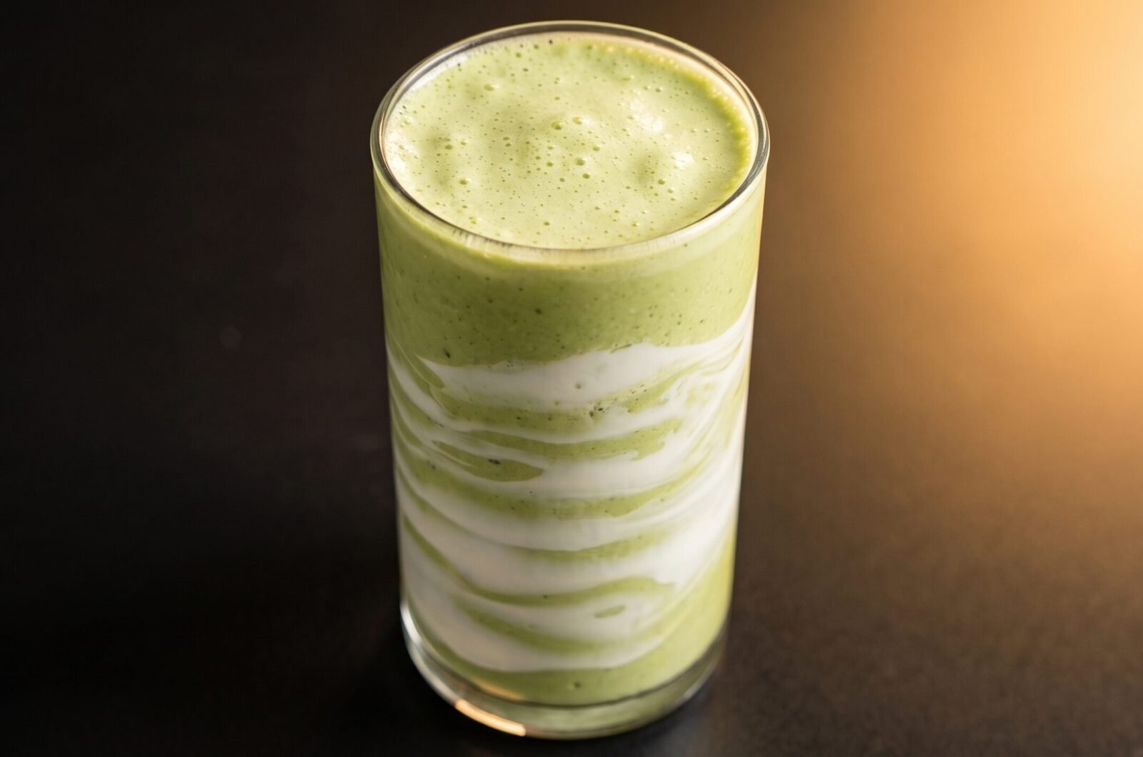 Smoothie proteico de matcha e banana