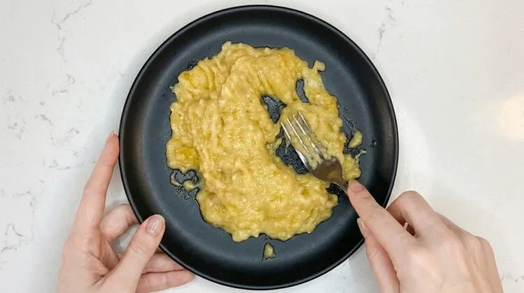 Amassar as bananas para o brigadeiro