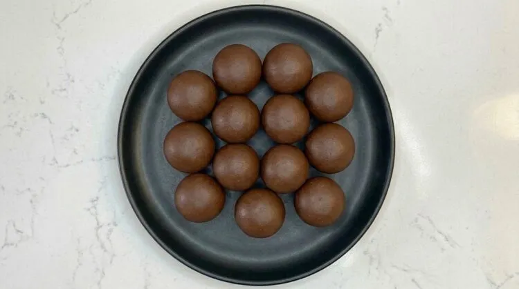 Modelar os brigadeiros para bebes